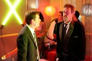 Wilson (Robert Sean Leonard, l.) macht sich Sorgen um House (Hugh Laurie), der seine diagnostischen Fähigkeiten zu verlieren scheint. Doch gerade die werden im weiteren Verlauf von Chase' Junggesellenabschied dringend benötigt.