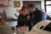 Lloyd (Stephen Jones) und Áine (Elva Trill) frühstücken in Lloyds Lieblings-Coffeeshop.