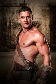 Crixus (Manu Bennett) ist ein Top-Gladiator, Liebhaber von Lucretia und der "Champion von Capua". Er verachtet Spartacus ...