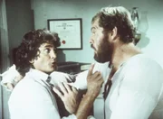 Jonathan Garvey (Merlin Olsen, r.) bittet seinen Freund Charles (Michael Landon, l.) im Kampf gegen Kagan einzuspringen, da er sich beim Training an der Hand verletzt hat.