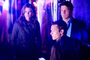 In the front: Kevin Ryan (Seamus Dever) In the back, L-R:  Kate Beckett (Stana Katic), Richard Castle (Nathan Fillion)