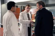 Dr. Kutner (Kal Penn, l.), Dr. Wilson (Robert Sean Leonard, M.) und Dr. House (Hugh Laurie) beratschlagen, ob sie den riskanten Eingriff am Hirn des Patienten wirklich durchführen können.