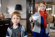 Henri (Sammy O’Leary) und Emma (Aurelia Stern) bieten Debbie eine Tasse ihres eigenen Tees an.