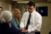 L-R: Tammy Mills (Amanda Detmer), Detective Mike Logan (Chris Noth)