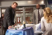 Dr. House (Hugh Laurie, l.), Dr. Foreman (Omar Epps) und Dr. Cameron (Jennifer Morrison) versuchen herauszufinden, was ihrem Patienten Doug fehlt, der während einer Demonstration zusammengebrochen ist.