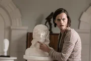 Benjamin Milton (George Webster) eröffnet seine Ausstellung mit der Enthüllung der Statue seiner verstorbenen Freundin, welche beschädigt worden ist.