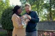 Lloyd (Stephen Jones) und Denise (Jennifer Heylen) freuen sich über die Geburt ihrer Tochter.