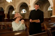 Margaret Schroeder / Margaret Thompson (Kelly Macdonald, l), Father Ed Brennan (Michael Cumpsty)