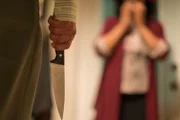 Ein Mann hielt einer verängstigten Frau ein Messer vor die Nase