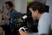Kameramann Tom filmt Simon Pearce.