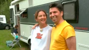 Derya (l) und Mete Karakurt vor ihrem Wohnwagen bei der Testreise in Vessem in den Niederlanden.