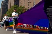 Anlässlich des 25. Stonewall-Jubiläums wird 1994 eine 1,6 Kilometer lange Regenbogenflagge durch New York getragen.