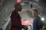 Sam (LL Cool J, l.) und Callen (Chris O'Donnell, r.) werden von Terroristen in einem präparierten U-Boot eingeschlossen, mit dem ein Flugzeugträger in San Diego eliminiert werden soll. Wird es ihrem Team rechtzeitig gelingen, sie zu befreien?