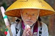 Masanao Tsujimoto ist 88 Jahre alt. Mit seiner Frau begibt er sich zu Fuß auf den Shikoku-Pilgerweg – 1200 Kilometer, 88 Tempel.
