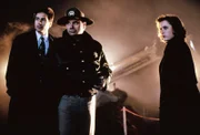 Als unter Samuel Hartleys Händen drei Menschen zu Tode kommen, ruft Sheriff Daniels (R. D. Call, M.) die FBI-Agenten Fox Mulder (David Duchovny, l.) und Dana Scully (Gillian Anderson, r.) zu Hilfe.