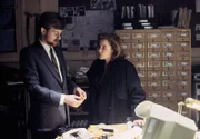 Die FBI-Agenten Scully (Gillian Anderson, r.) muss feststellen, dass sie während ihrer Jagd nach einem außerirdischen Wesen vom CIA überwacht wurde.
