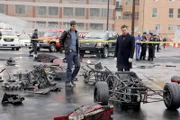 Die Detectives Don Flack (Eddie Cahill, l.) und Mac Taylor (Gary Sinise) untersuchen die Überreste eines explodierten Rennwagens. War es ein Unfall oder Sabotage?