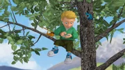 James sitzt auf einem Baum fest und schreibt eine Nachricht, die er mit seinem Flugzeug in die Stadt schickt.