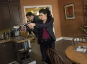 Hält sich der Mörder in der Wohnung auf? Jane Rizzoli (Angie Harmon) und Frankie Rizzoli Jr. (Jordan Bridges) in Aktion.