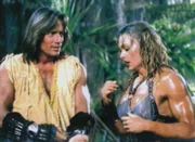 Hercules (Kevin Sorbo) und die Schmiedin Atalanta (Cory Everson) suchen gemeinsam nach den jungen Kriegern, die unter der Führung von Ares mordend durchs Land ziehen.