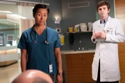 Nurse Dalisay Villanueva (Elfina Luk) und Dr. Shaun Murphy (Freddie Highmore)