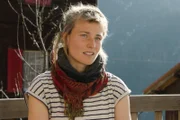 Die Luzernerin Joana Horni arbeitet in Vals als Heilpädagogin. Sie wohnt in der WG von Tersnaus und strebt dort ein selbstbestimmtes Leben im Einklang mit der Natur an.