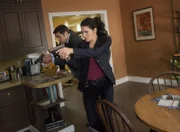 Hält sich der Mörder in der Wohnung auf? Jane Rizzoli (Angie Harmon) und Frankie Rizzoli Jr. (Jordan Bridges) in Aktion.    +++