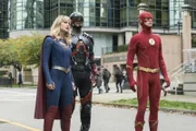 (v.l.n.r.) Supergirl (Melissa Benoist); The Atom (Brandon Routh); The Flash (Grant Gustin)