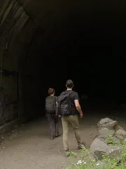 Phil Torres und Jessica Chobot erkunden einen verlassenen Eisenbahntunnel in Washington.