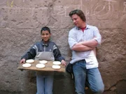 In der Serie wird Starkoch Jamie Oliver (r.) zum Feinschmecker-Touristen. Gerade war er noch in Großbritannien und schon sitzt er wieder im Flieger und präsentiert in jeder Folge eine neue leckere Küche einer fremden Stadt oder Region.