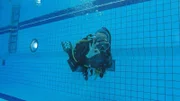 Herausforderin und Taucherin Astrid Zeder unter Wasser im Schwimmbad Pöcking.