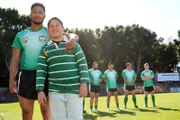 Mickey (Semisi Cheekam) ist total stolz auf seinen Daddy (Daya Sao-Mafiti), der für das Rugby-Team „Die Buldfrogs“ spielt