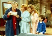 Die Tanners finden eine Nachricht von Alf: (v.l.n.r.) Willie (Max Wright), Kate (Anne Schedeen), Lynn (Andrea Elson) und Brian (Benji Gregory) sind besorgt.