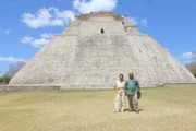 Eva Longoria und der Archäologieexperte Don Pepe vor der Uxmal-Pyramide.  +++