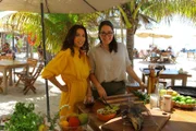 Eva Longoria (l.) und Köchin Regina Escalante kochen Wolfsbarsch am Strand von La Palapa.  +++