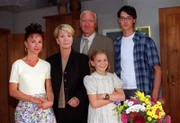 Die Familie mit Anita am Jenbacher Hof (v.li.: Susa Juhasz, Christiane Hörbiger, Peter Bongartz, Paula Polak, Philipp Fleischmann).