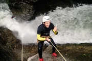 Julian checkt beim Canyoning in Österreicht, wie Wasserkraft unsere Erde formt. Ob er sich traut, sich abzuseilen?