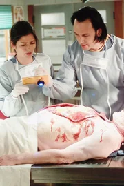 Bei der Autopsie entdecken Jordan (Jill Hennessy) und Nigel (Steve Valentine), dass die Leiche mit einem gefährlichen Erreger verseucht ist.