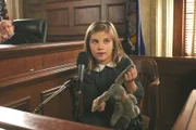 Sophie Winslow (Olivia Crocicchia) ist eine wichtige Zeugin im Prozess um den Mord an ihrer Adoptivmutter und muss vor Gericht erscheinen.
