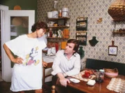 Ilona (Uschi Glas) und Heinl (Elmar Wepper) beim Frühstück in der Küche.