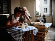 Der Großvater (Heinz Moog) und Dolfi (Thomas Georgi) beim Verspeisen ihres geschnorrten Menues.