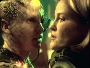 Captain Kathryn Janeway (Kate Mulgrew,r.) und Erster (junger Borg) Ryan Spahn.