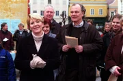 Heinz Strubreiter und Julia im Wahlkampf (v.li.: Christiane Hörbiger, Michael König).