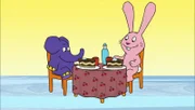Elefant und Hase freuen sich auf ein Stück Kuchen.