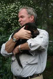 Felix Heidinger trägt einen "Tasmanischen Teufel" auf dem Arm.