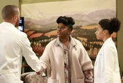 Noch ahnen Jackson (Justin Chambers, l.) und Maggie (Kelly McCreary, r.) nicht, warum Diane (LaTanya Richardson Jackson, M.) wirklich im Krankenhaus aufgetaucht ist ...