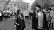 Am Rande einer Demo gehen Aktivistin und Jungpolitikerin Anne Helm und Jonas der Frage nach, ob es heutzutage noch etwas bringt, für seine Anliegen auf die Straße zu gehen.