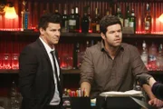 Booth (David Boreanaz, l.) befragt den Barbesitzer Joe Martucci (Robert Baker), der bestätigt, dass es sich nach der Beschreibung der Leiche um den Country-Sänger Colin Haynes handeln könnte.