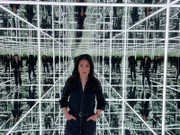 Dr. Mai Thi Nguyen-Kim steht in einem Spiegelkabinett: Woher wissen wir eigentlich, dass die Welt in unseren Köpfen wirklich existiert und wir uns nicht in einer Simulation befinden? Darüber denken Menschen nicht erst seit dem Film "Matrix" nach, sondern schon seit der Antike.