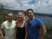 Reiseleiter Bernd (links) mit Hochzeitspaar Iris und Torsten in Curacao in der Karibik.